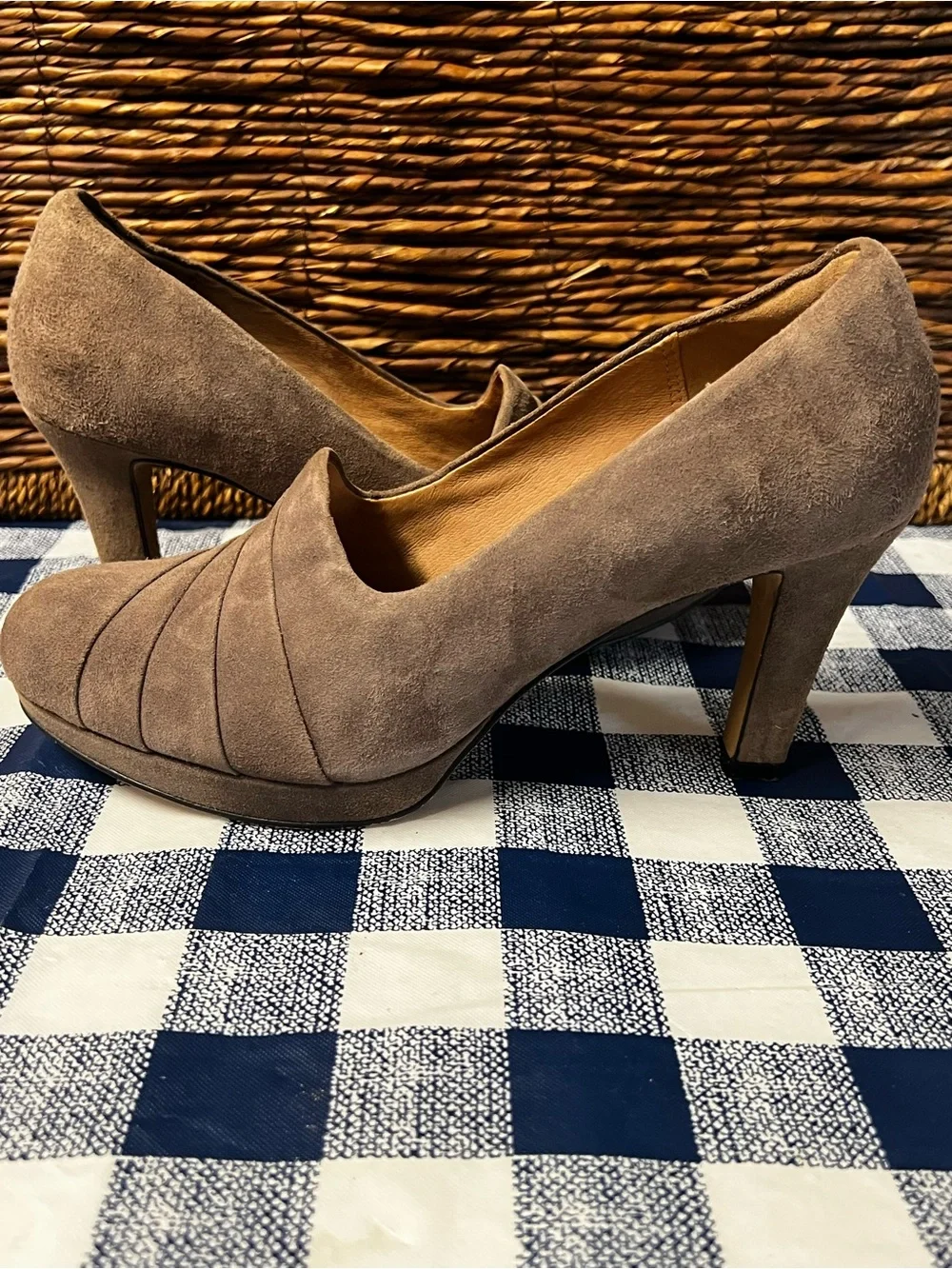 Clarks Artisan Sz 8 Delsie Joy Pump Platform Heel Taupe Gray Brown Suede Leather